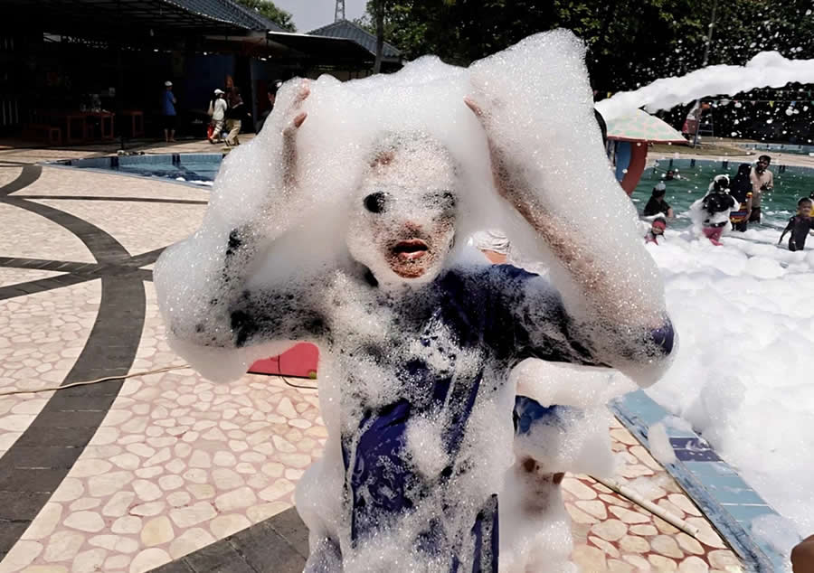 Indonesia Street Photography by Ijoel Mardi Marsono