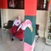 35 Perfectly Timed Street Photos by Ijoel Mardi Marsono That Turn Everyday Life Into Art 51 Indonesian schoolgirl resting on bench