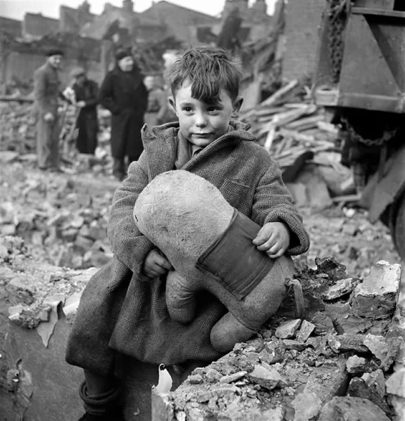 25 Powerful Historical Photos That Bring Forgotten Stories Back to Life 29 Abandoned boy holding a stuffed animal amid ruins following German aerial bombing of London, 1945. - Powerful Historical Photos