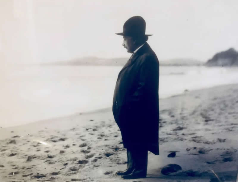 25 Powerful Historical Photos That Bring Forgotten Stories Back to Life 30 Albert Einstein at 52 years old, Standing on Ledbetter Beach, Santa Barbara, California in (1931) - Powerful Historical Photos