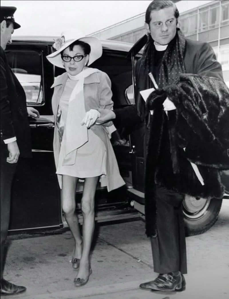 25 Powerful Historical Photos That Bring Forgotten Stories Back to Life 31 One of the last images taken of Judy Garland, taken 3 weeks before her death from a barbiturate overdose in June 1969. - Powerful Historical Photos