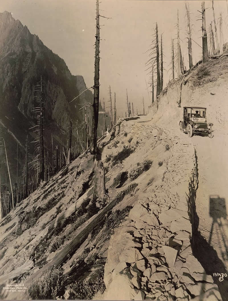 25 Powerful Historical Photos That Bring Forgotten Stories Back to Life 35 A Detroit Electric car drives on a mountain road, Washington, 1919. Note the camera’s shadow at the bottom right of the picture. - Powerful Historical Photos