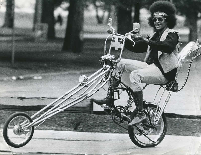 25 Powerful Historical Photos That Bring Forgotten Stories Back to Life 40 Man on a wild chopper bicycle, Chicago, early 1970s. - Powerful Historical Photos