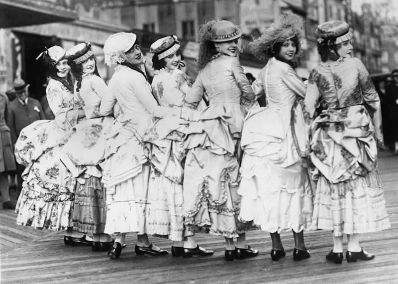 25 Powerful Historical Photos That Bring Forgotten Stories Back to Life 44 1920s women wearing fashions from the 1890s in Atlantic City. - Powerful Historical Photos