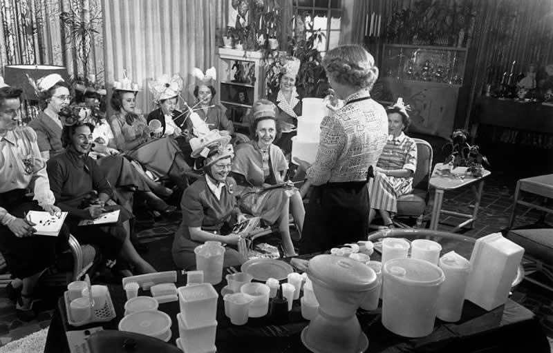 25 Powerful Historical Photos That Bring Forgotten Stories Back to Life 49 A Tupperware party in full swing in the 1950s. A table in the foreground displays a range of the company’s products. - Powerful Historical Photos