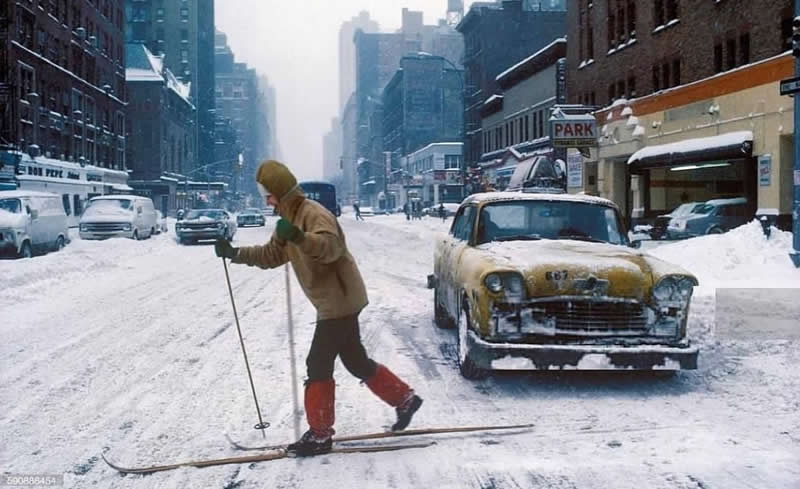 Skiing on 77th Street and Amsterdam Avenue after a blizzard. (New York City, 1978). Photo by Homer Sykes. - Rare Historical Photos In Color