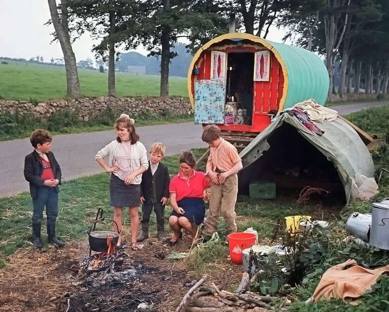 A camp of Irish travellers in Ireland (1960s) - Rare Historical Photos In Color