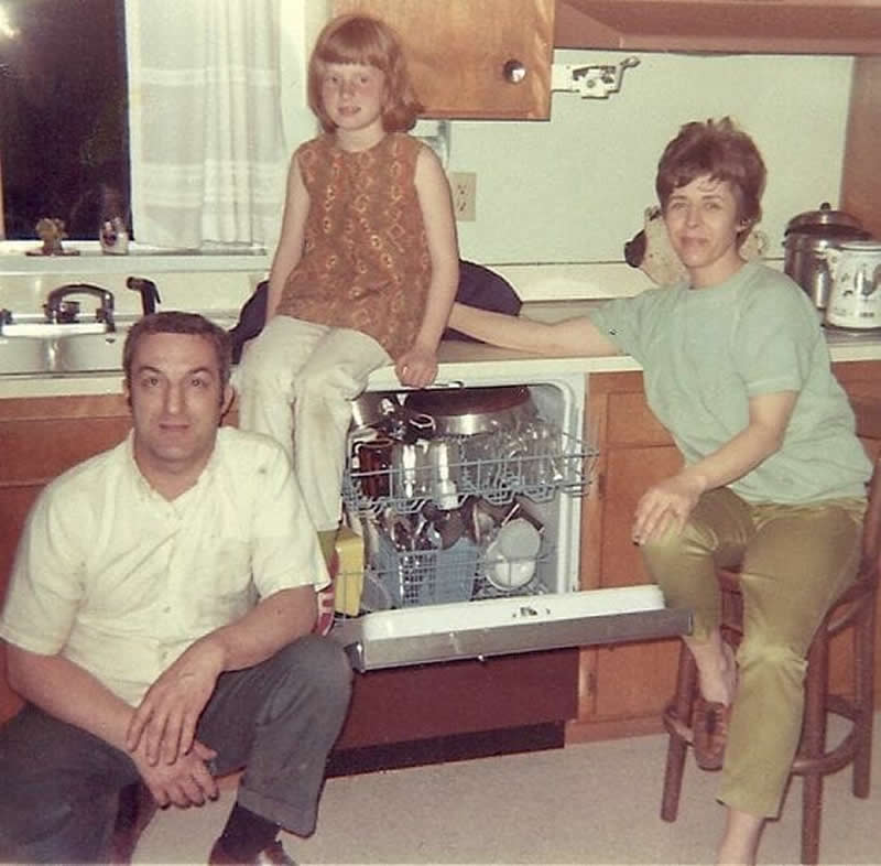 A casual family portrait with the dishwasher, 1960s - Rare Historical Photos In Color