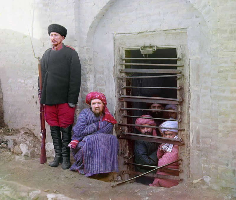 This 1907 picture of a prison in Bukhara, Uzbekistan is some of the earliest color pictures ever made. - Rare Historical Photos In Color