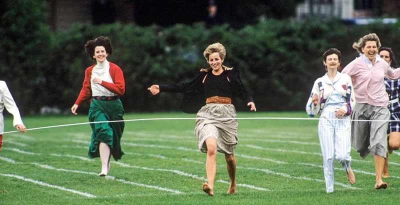 Princess Diana breaking royal protocol to take part in the Mother's race at Prince Harry's school, doing it barefoot to run faster, 1991. - Rare Historical Photos In Color