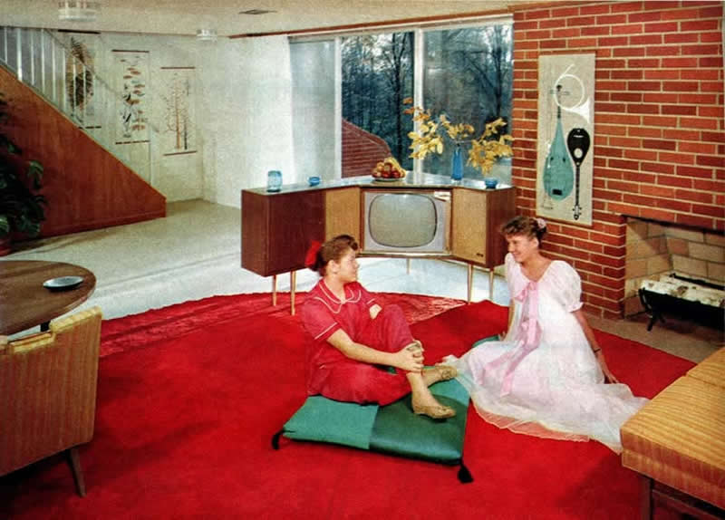 A 1950s living room featuring one of the coolest television designs of the era. - Rare Historical Photos In Color