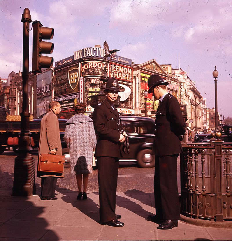 Bobbies on patrol in Piccadilly Circus, London, 1966. - Rare Historical Photos In Color