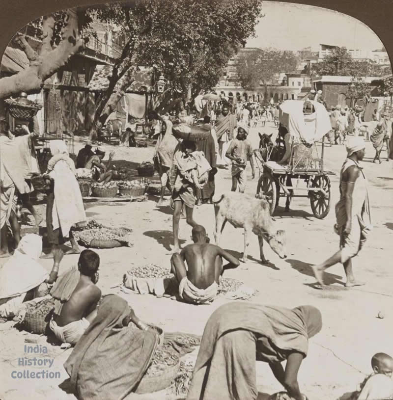 Street view, Benares (Varanasi)— 1907 - Rare Historical Vintage Indian Photos