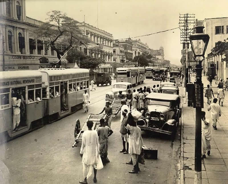 Calcutta (now Kolkata) street traffic in 1945 - Rare Historical Vintage Indian Photos