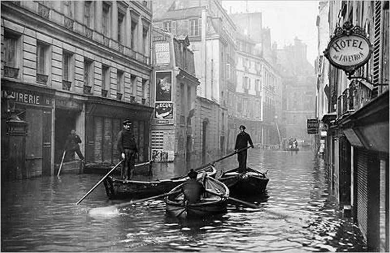 Paris streets turned into canals, resembling Venice, during the Great Flood of 1910. - Rare Historical Vintage Photos