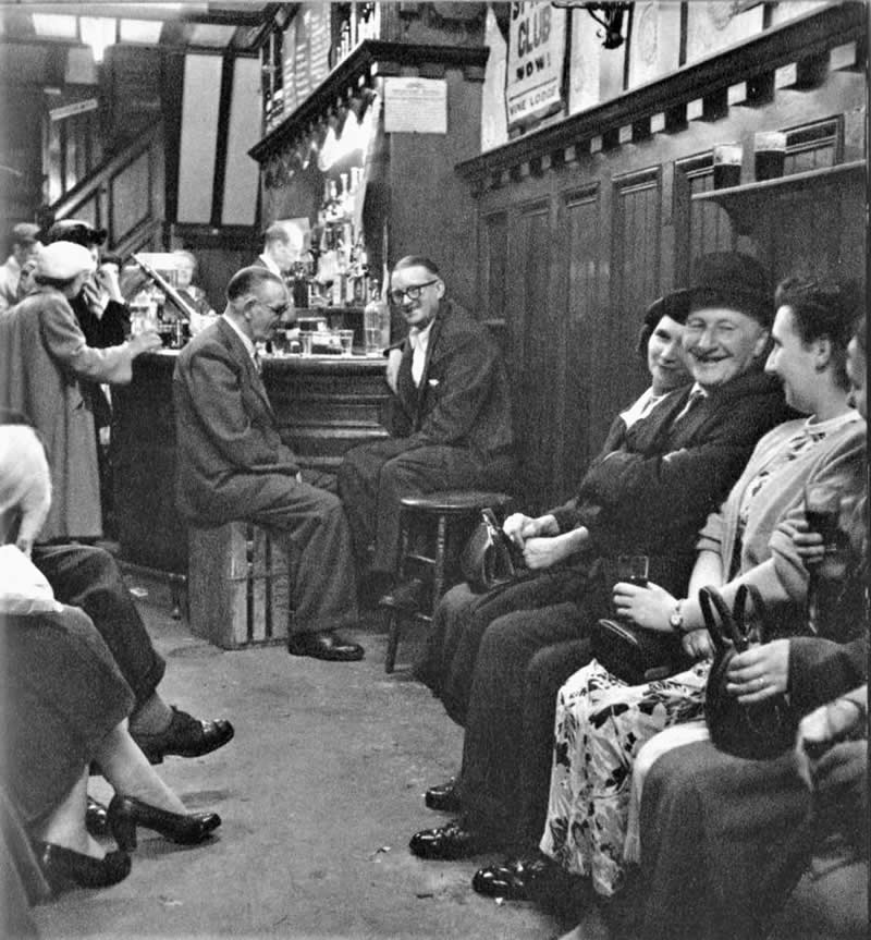 How old pubs looked in London back in 1955. - Rare Historical Vintage Photos