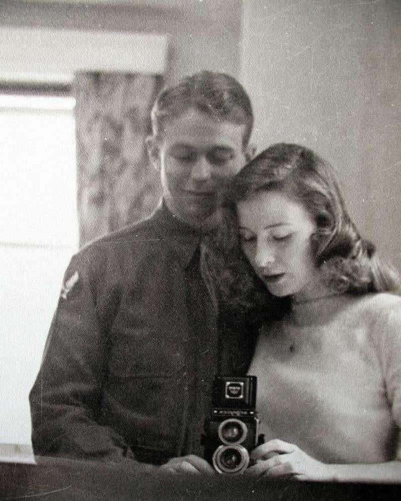 A wartime selfie from the 1940s. - Rare Historical Vintage Photos