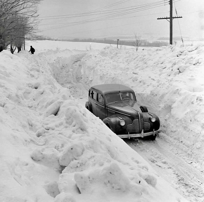 Traveling in upstate New York snow, 1945 - Rare Historical Vintage Photos