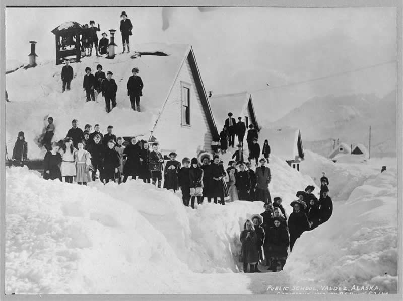 It took more than a mountain of snow to close public school in Valdez, Alaska, 1910 - Rare Historical Vintage Photos