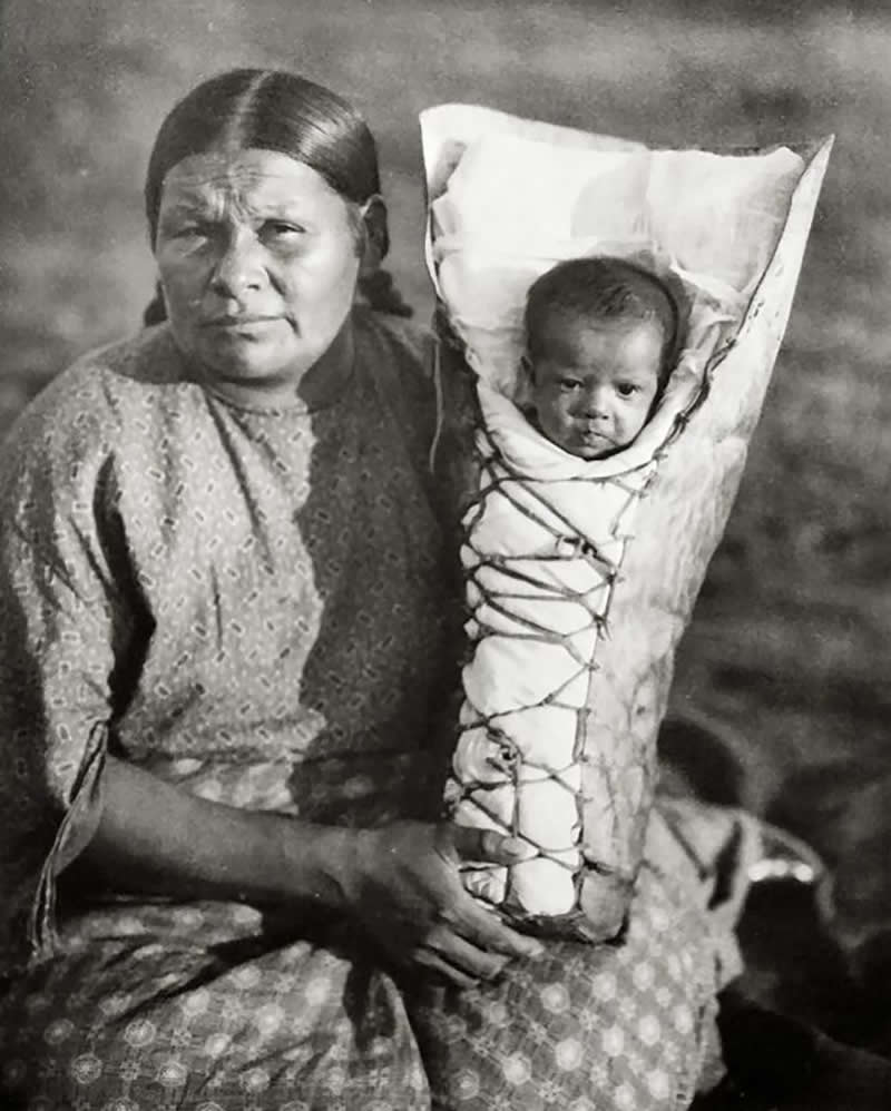 A Comanche woman and her son in a cradleboard, sometime between 1907-1930. (Photo taken by Edward S. Curtis) - Rare Historical Vintage Photos