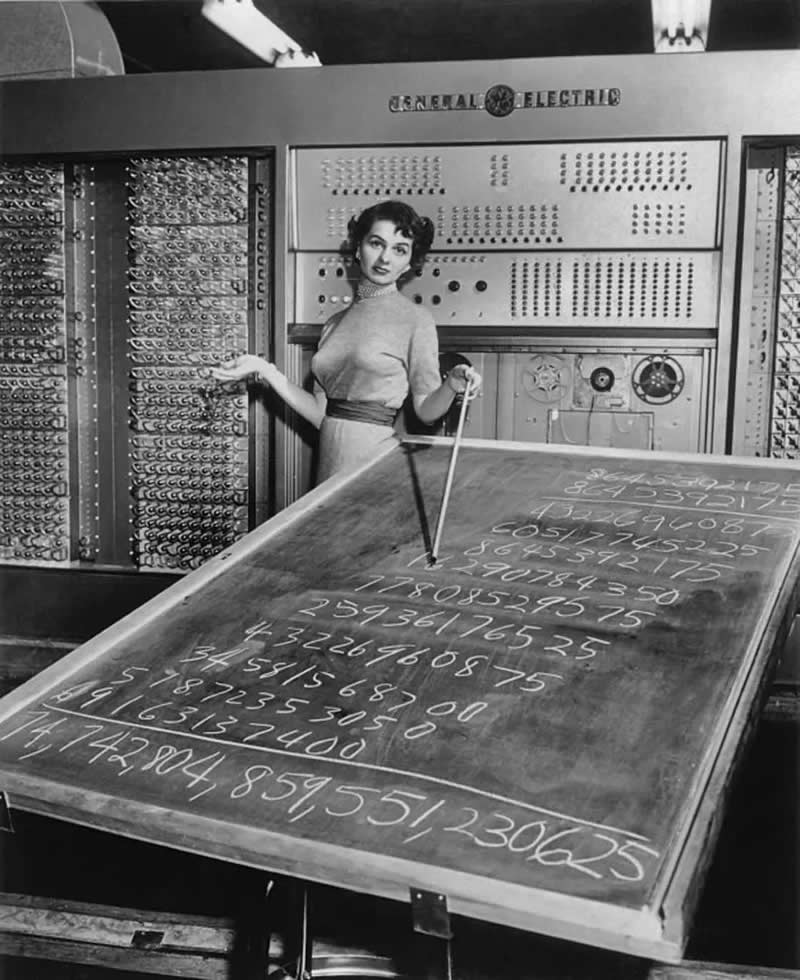 Woman with a General Electric mainframe computer and a blackboard , 1955 - Rare Historical Vintage Photos