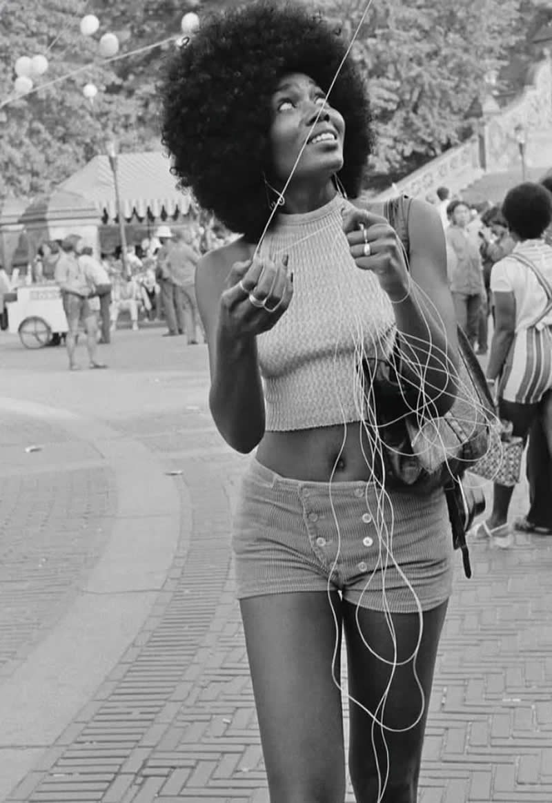 A lady flying a kite in Central Park (Manhattan), New York, 1970s. (Photo by Ernest Cole) - Rare Historical Photos That Bring Forgotten Moments