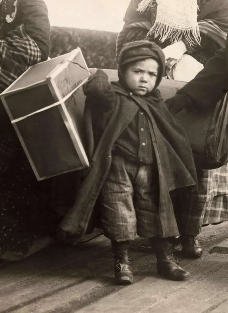 An Italian immigrant child arriving at Ellis Island in New York, early 1900s. - Rare Historical Photos That Bring Forgotten Moments