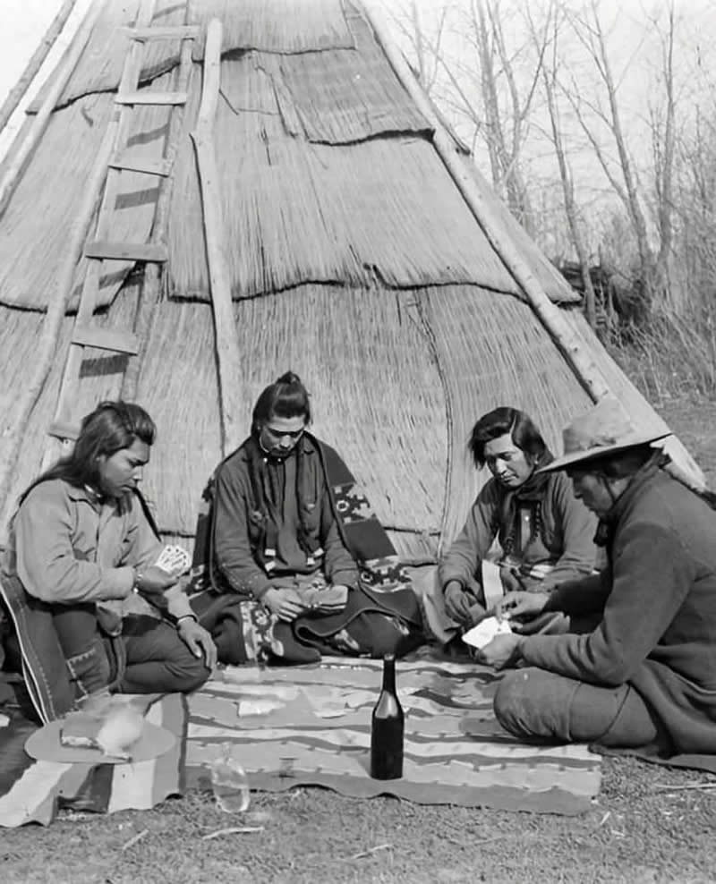 A quiet game of draw poker. Umatilla Reservation, Umatilla County, Oregon, ca. 1910. - Rare Historical Photos That Bring Forgotten Moments