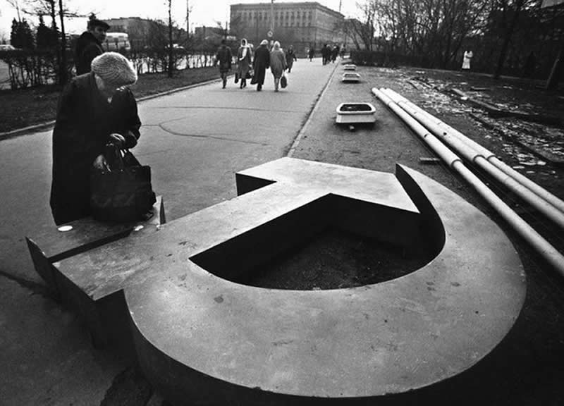 A fallen Soviet hammer-and-sickle on a Moscow street in 1991. - Rare Historical Photos That Bring Forgotten Moments