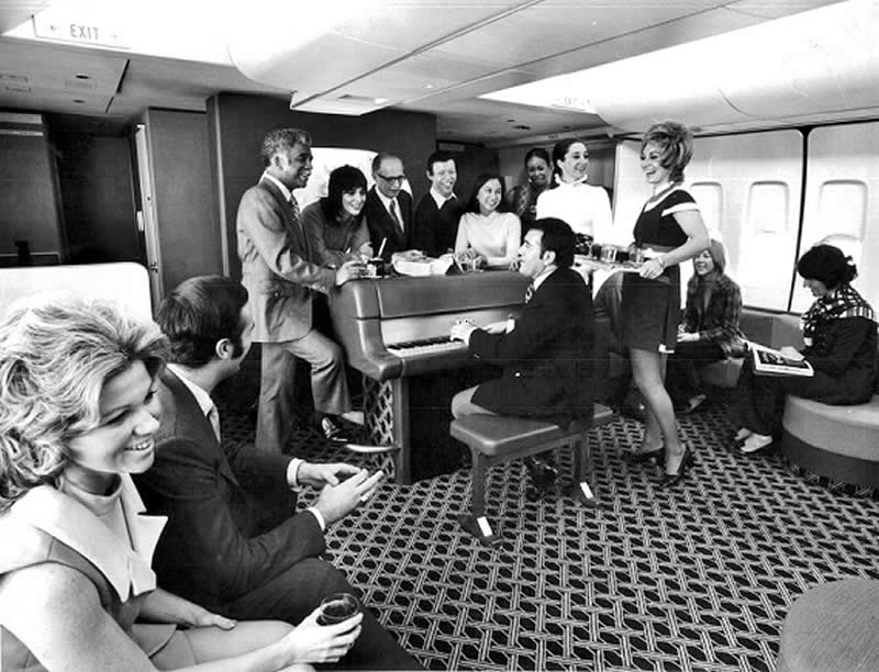 A piano bar on an American Airlines Boeing 747, 1971. - Rare Historical Photos That Bring Forgotten Moments