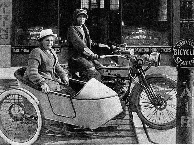 In 1915, Effie Hotchkiss bought a new Harley-Davidson and attached a sidecar to carry her mother, Avis, as a passenger - Rare Historical Photos That Bring Forgotten Moments