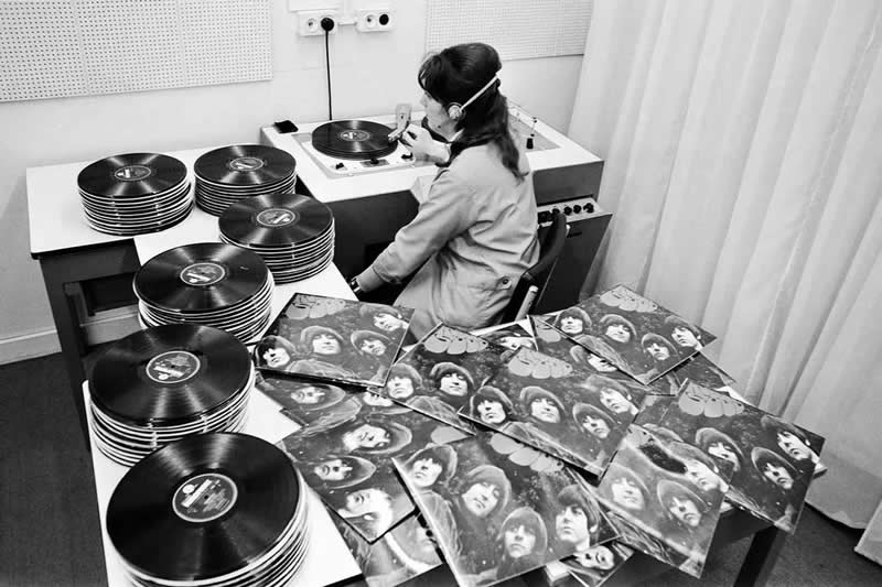 Quality control at EMI's LP Pressing Plant in London, 1965. - Rare Historical Photos That Bring Forgotten Moments