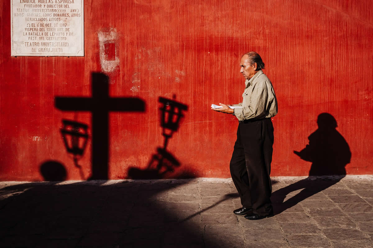 35 Street Photos by Federico Borobio Where Light, Color, and Composition Become Poetry