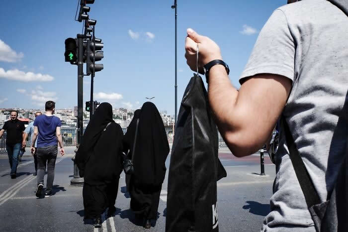 30 Remarkable Street Photos That Prove Timing Is Everything in Everyday Moments 43 Street Photos That Prove Timing Is Everything