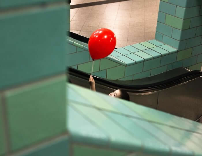 30 Remarkable Street Photos That Prove Timing Is Everything in Everyday Moments 47 Street Photos That Prove Timing Is Everything