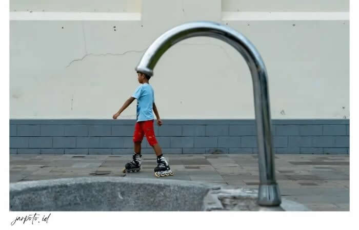 30 Remarkable Street Photos That Prove Timing Is Everything in Everyday Moments 48 Street Photos That Prove Timing Is Everything