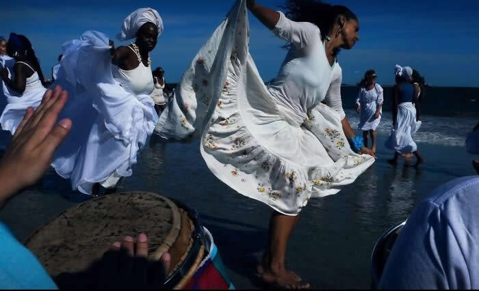 30 Remarkable Street Photos That Prove Timing Is Everything in Everyday Moments 53 Street Photos That Prove Timing Is Everything