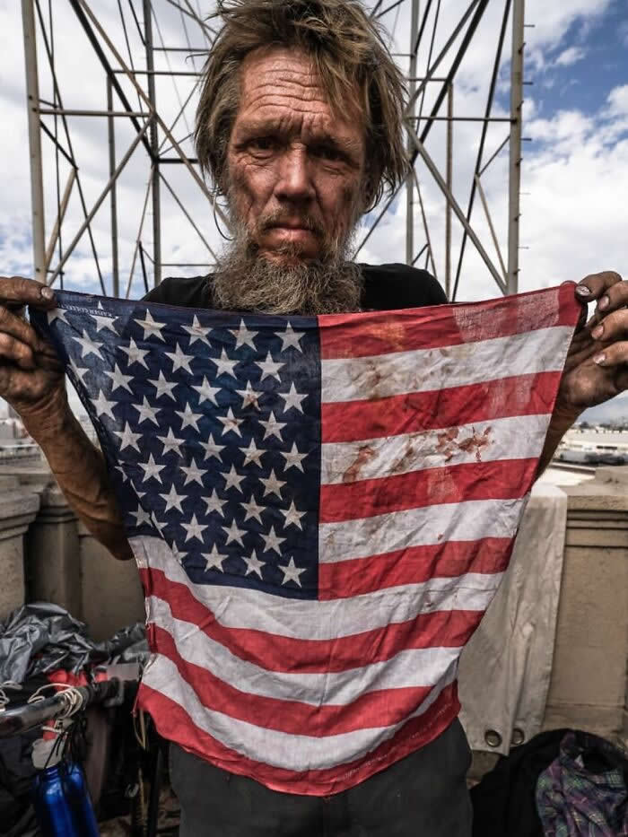 30 Remarkable Street Photos That Prove Timing Is Everything in Everyday Moments 54 Street Photos That Prove Timing Is Everything