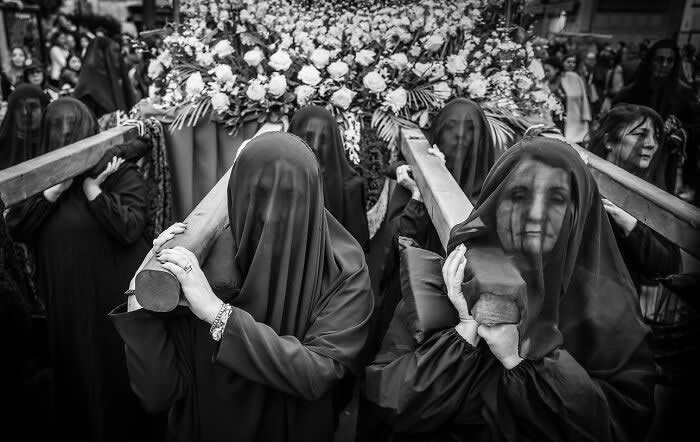 30 Remarkable Street Photos That Prove Timing Is Everything in Everyday Moments 60 Street Photos That Prove Timing Is Everything