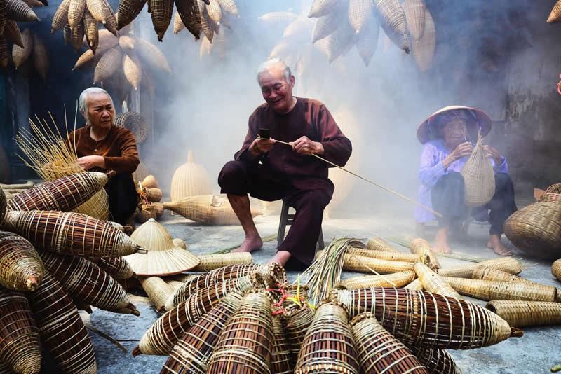 Weaving fish baskets in Thu Sy village in Vietnam - Travel and Cuture Photography by Erdem Kilic