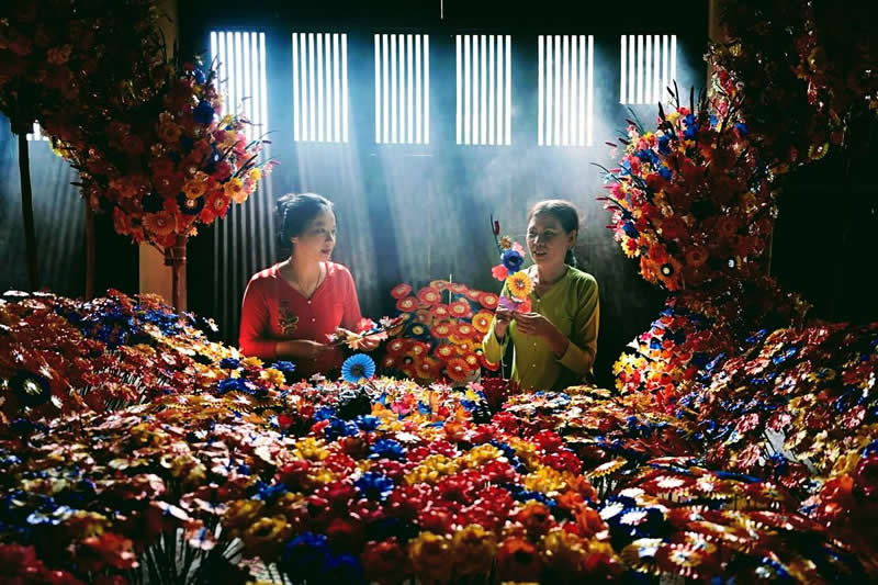 Paper Flowers of Vietnam - In many rural villages, paper flower making is a tradition that has been passed from mother to daughter for decades - Travel and Cuture Photography by Erdem Kilic