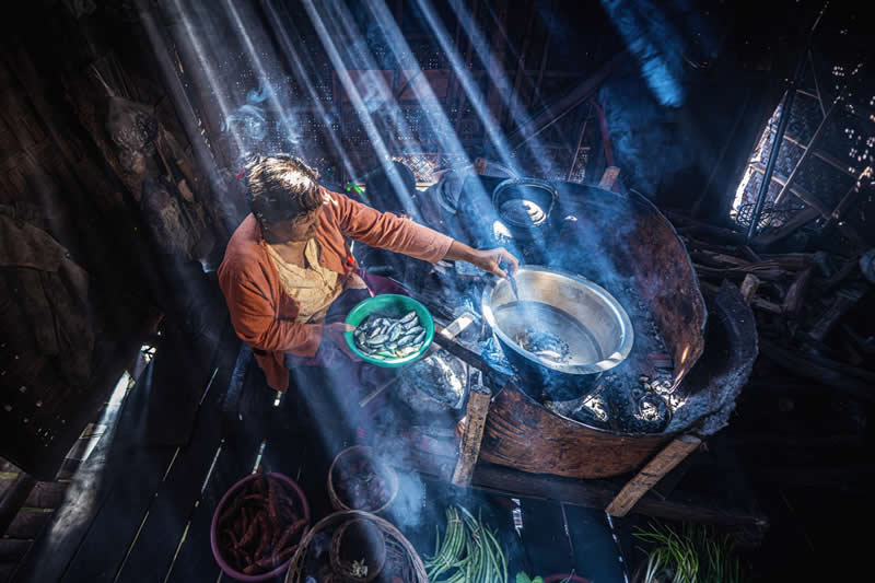 She cooks, and the light does the rest - Travel and Cuture Photography by Erdem Kilic
