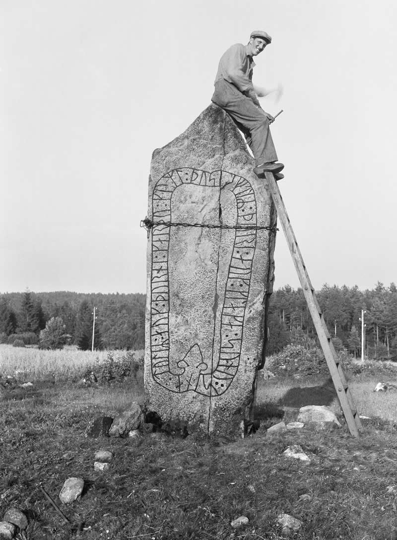 A man repairing a cracked runestone in 1936 at Svedjorna in Södra Ving, Sweden. Approximately 2,500 runestones can be found along the roads of Sweden, many of them having been maintained by caring locals for centuries - History Forgotten Moments Unseen Photos