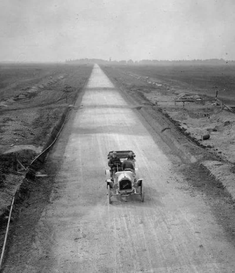 Traffic on the Long Island Expressway in 1908, back then it was known as the Long Island Parkway. Note the Manhattan all the way in the back. (Long Island, New York) - History Forgotten Moments Unseen Photos