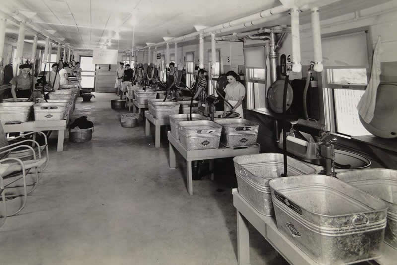 A laundromat at Fort Worth, Texas in the 1950s - History Forgotten Moments Unseen Photos