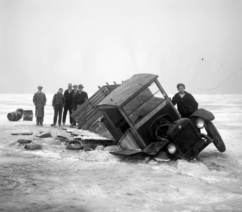 Rum-runners attempting to transport alcohol from Canada across the frozen Detroit River, circa 1920s - History Forgotten Moments Unseen Photos