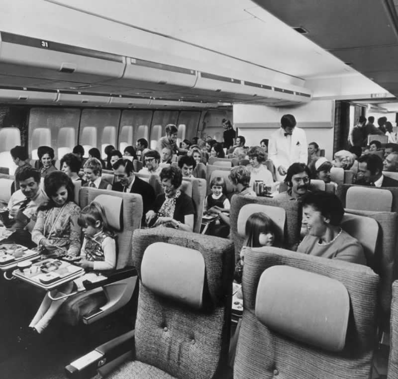 The economy section of a Pan Am 747 in the 1970s - History Forgotten Moments Unseen Photos
