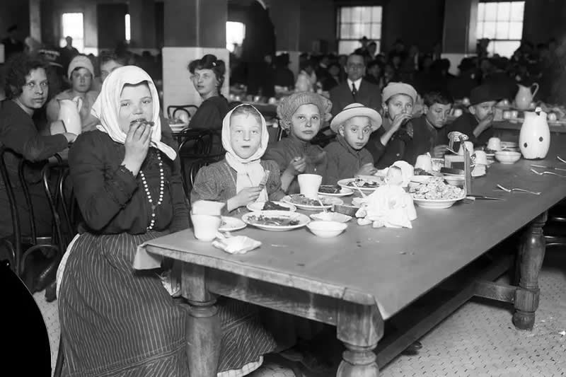 Immigrants at Ellis Island enjoying their first Christmas dinner in the United States, New York City, 1920 - History Forgotten Moments Unseen Photos