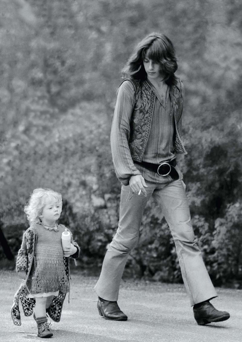 Hippie with his kid in Amsterdam, 1972. (Photo by Toni Riera) - History Forgotten Moments Unseen Photos