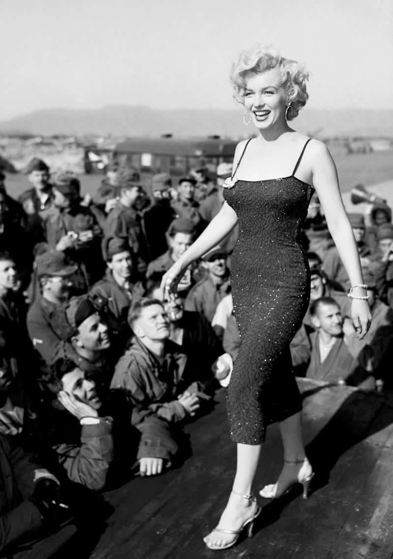 Marilyn Monroe performing for thousands of American troops in Korea, 1954 - History Forgotten Moments Unseen Photos